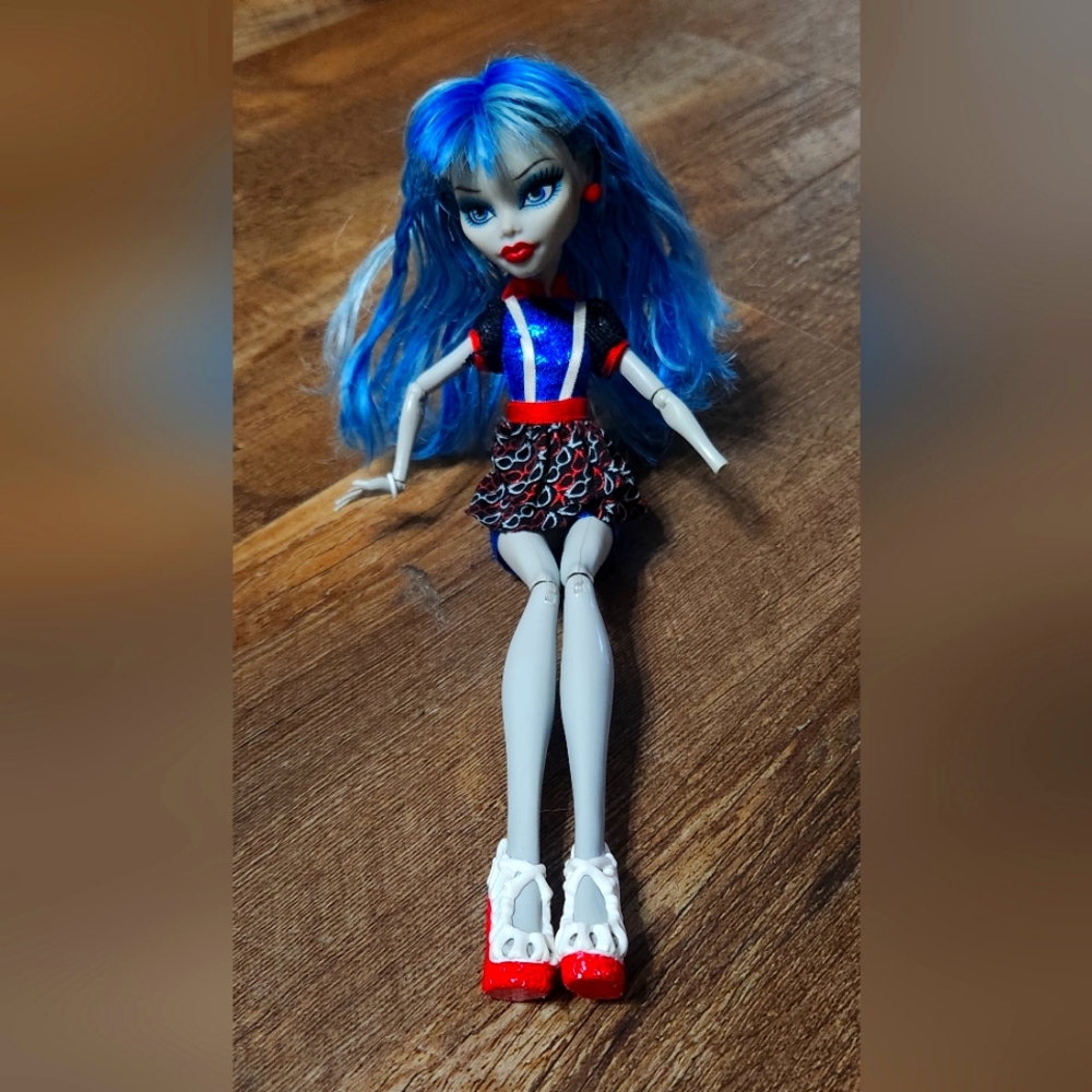 Ghoulia Ghouls night out monster high doll